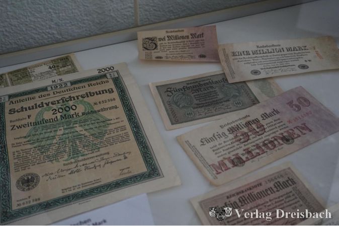 Weitere Reichsbanknoten und Schuldverschreibungen aus der Zeit der Hyperinflation von 1923.