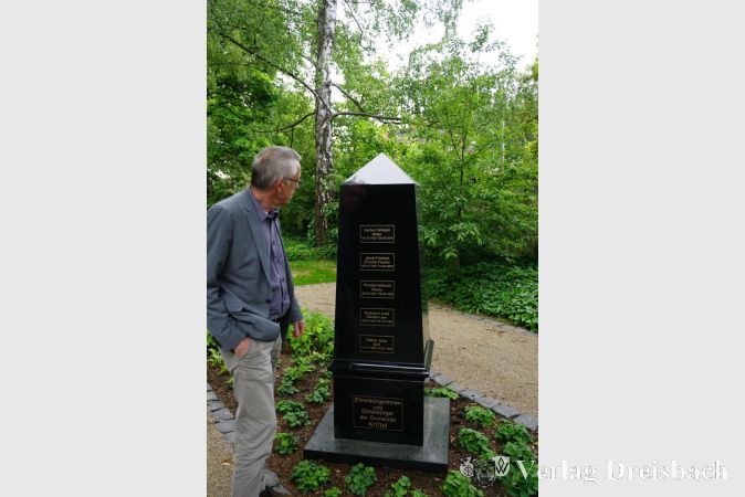 Der Erste Beigeordnete Franz Jirasek vor dem neuen Ehrenmal, das an alle verstorbenen Krifteler Ehrenbürgerinnen und Ehrenbürger erinnert.