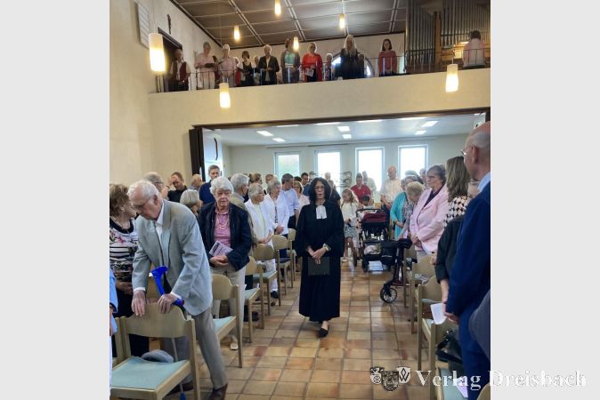 Volle Kirche beim Festgottesdienst. Beim Einzug wird Pfarrerin Carmen Schneider von Kindergartenkindern und dem Kirchenvorstand begleitet. Oben auf der Empore der Singkreis der Auferstehungsgemeinde.