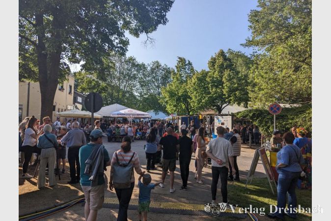 Frühsommerliches Wetter lockte viele Besucherinnen und Besucher ins Wäldchen.