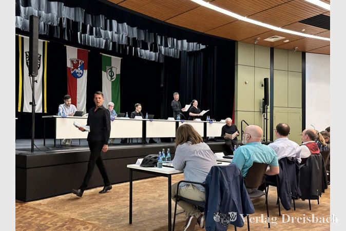 Theatralischer Auftritt des fünfköpfigen Ensembles der BüchnerBühne Riedstadt am vergangenen Donnerstag während der Sitzung der Stadtverordnetenversammlung.