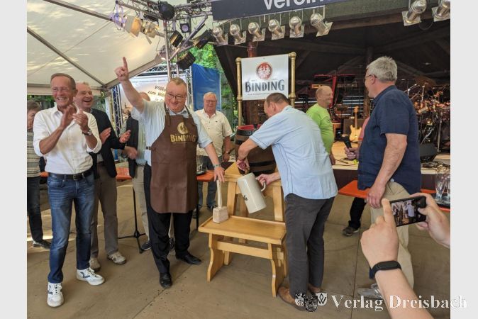 Nach nur einem Schlag floss bereits das Bier: Bürgermeister Klaus Schindling beim Fassanstich zur Eröffnung.