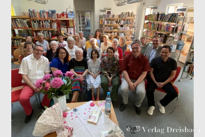 Die zahlreich zur Überraschungsparty in der Gemeindebücherei erschienene Gästeschar.