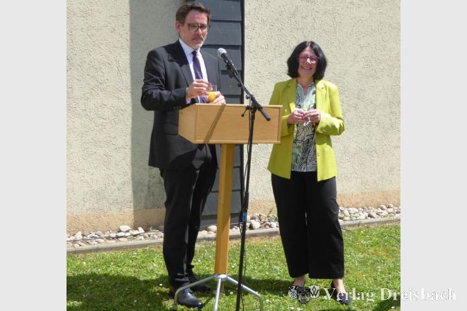 Nach dem Festgottesdienst wurde auf der Kirchwiese gefeiert. Pfarrerin Carmen Schneider und der Vorsitzende des Kirchenvorstands Thomas Milkowitsch stoßen mit den Gästen auf das Jubiläum an.