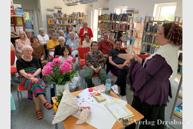 Historikerin und Schauspielerin Katharina Schaaf (rechts) schlüpfte an diesem Abend in die Rolle der Maria Sibylla Merians.