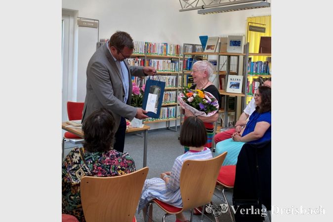 Bürgermeister Christian Seitz überreichte Ursel-Renate Hadiprono zum Abschied ein Geschenk.