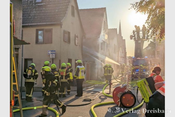 Löscharbeiten in der Goethestraße am Montagabend.