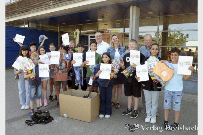 Mitglieder des Kinderparlaments Regenbogenschule; von links Bürgermeister Klaus Schindling, Myriam Jung, Vorsitzende des Kinderparlaments, Uwe Simon, Schulleiter Regenbogenschule.
