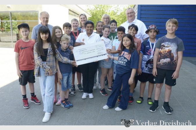 Mitglieder des Kinderparlaments Regenbogenschule; von links Uwe Simon, Schulleiter Regenbogenschule, Myriam Jung, Vorsitzende des Kinderparlaments, Miriam Disselkamp, FC Germania Okriftel, Birgit Weindel, Koordination Geflüchtete und Integration Stadt Hattersheim am Main, Bürgermeister Klaus Schindling.