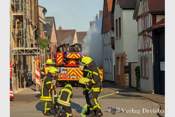 Auch dank der zahlreichen und zeitnahen Meldungen der umliegenden Anwohnerinnen und Anwohner konnte die Feuerwehr schnell reagieren und Schlimmeres verhindern.