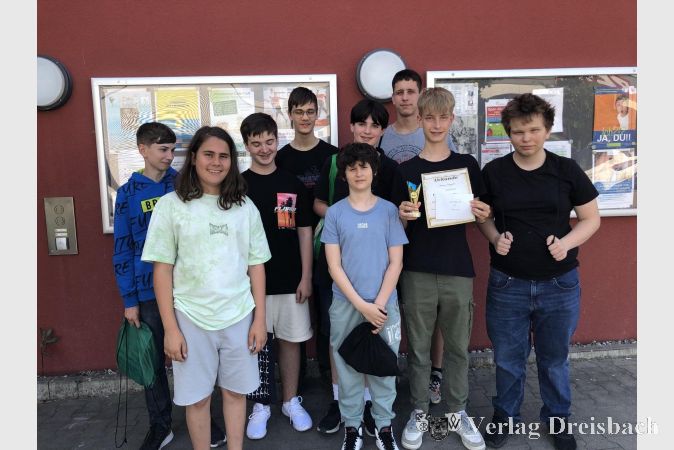 Die Flörsheimer Schachjugend beim Jugend-Open in Hofheim; vorne von links Elias Lalic, Kai Litzinger, Henry Ruppert, Jan Marzok, dahinter von links Florian Jung, Raphael Altenbrandt, Alexander Ulzeav, Nick Stoll, Marvin Schaad.