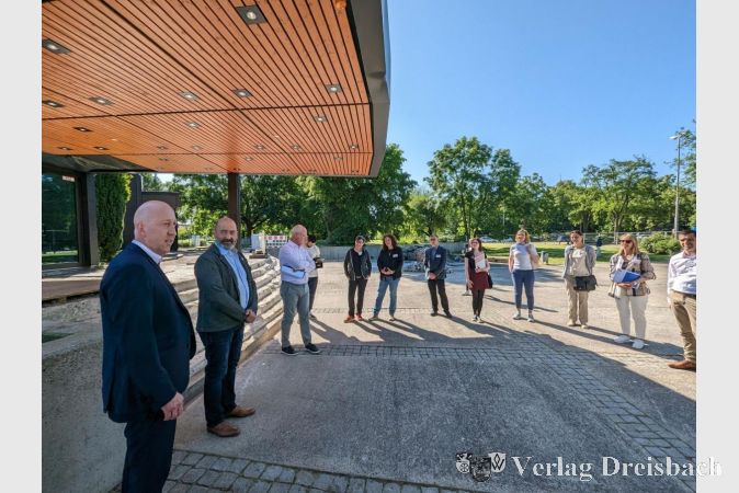 Stefan Käck (links, in Vertretung von Bürgermeister Schindling) und Thomas Kettenbach, Leiter des Referats Bauen, Planen, Umwelt (2.v.l.), hießen die angereisten Jurymitglieder vor dem Eingang zur Stadthalle herzlich willkommen.