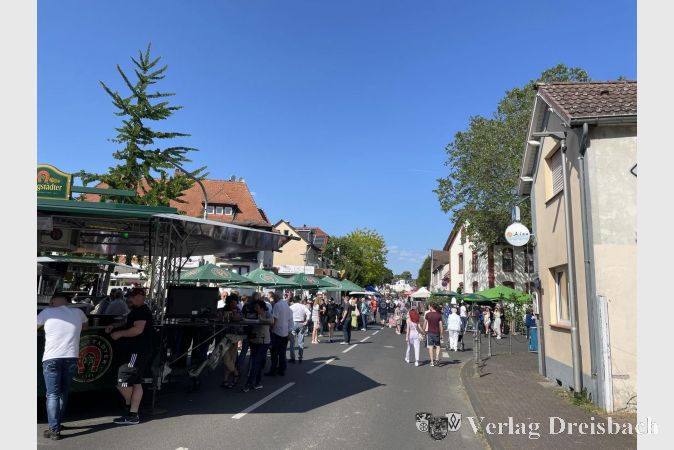 Strahlend blauer Himmel: Ein Blick in die Festmeile.