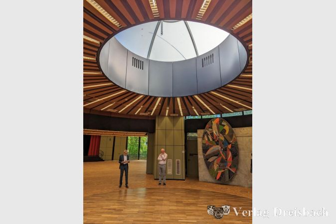Architekt Volker Kilian (links) und Prof. Dr. Markus Harzenette unter der neuen Lichtkuppel.