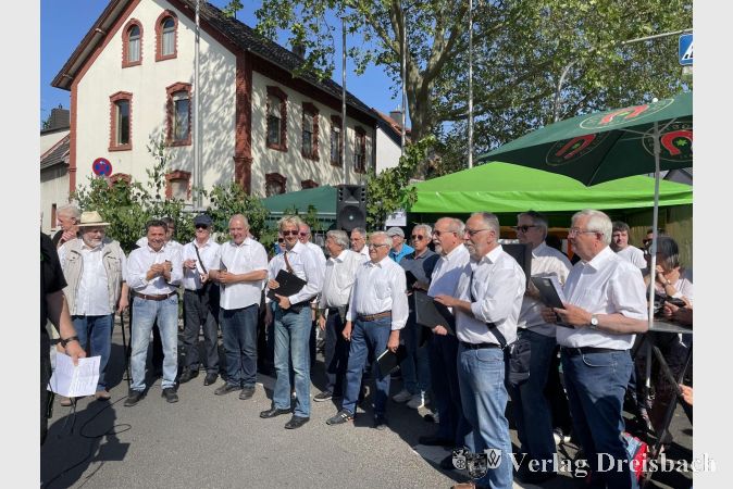 Der Männerchor des Liederkranzes zeigte wieder zur Festeröffnung sein Können.