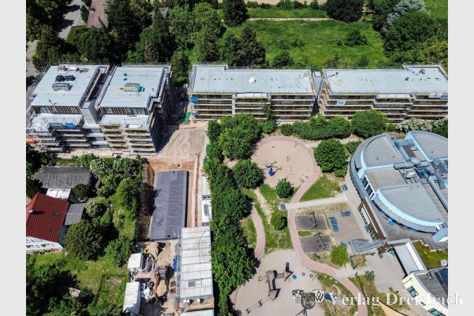 Die Baustelle in der Raiffeisenstraße von oben. Unterhalb der Zufahrt ist jetzt das Regenrückhaltebecken vorzufinden.