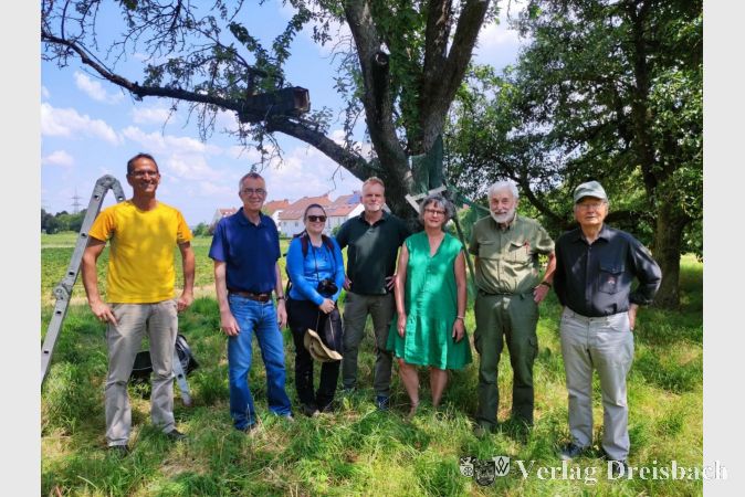 Das Team Vogelschutz – Peter Krüger (4. v. li.), Richard Hilgart (6. v. li.) und Heiner Tecklenburg (re.) - mit Michael Orf (li.) von der Hessischen Gesellschaft für Ornithologie und Naturschutz, dem Ersten Beigeordneten Franz Jirasek (2. v. li.), Vogelfreundin Jessica Crongeyer und Gartenbesitzerin Gabriele Runge (5. v. li.).