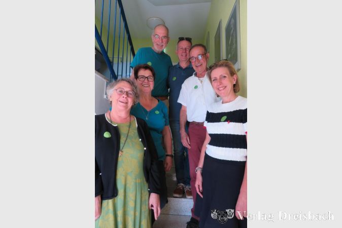 Die Initiatorinnen und Initiatoren von „Sprich mich an – ich höre“. Die grüne Markierung an der Brust zeigt es an: Sie sind bereit zuzuhören. Bereit sind Heike Bülter (Stadtteilbüro), Christine Martin (Runder Tisch), Chris Savage (Ausländerbeirat), Klaus Störch (Haus Sankt Martin), Agustin Martin-Pelaez (Ausländerbeirat) und Colet Brock (Psychosoziales Zentrum DRK).