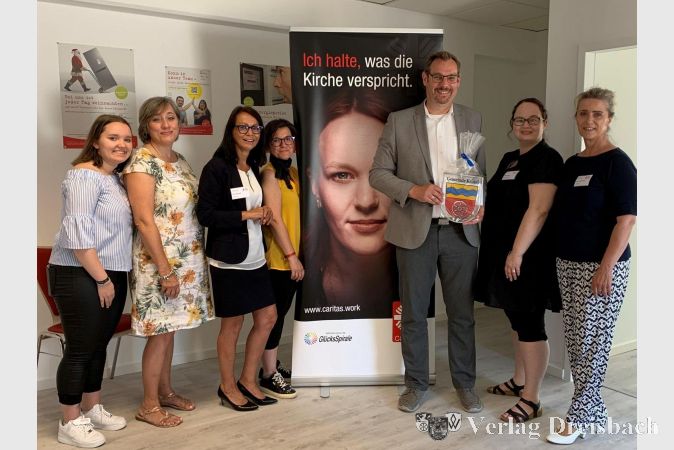 Bürgermeister Christian Seitz mit dem Team der Caritas Fachstelle rechtliche Betreuung & Vorsorge rund um Einrichtungsleiterin Ute Schulz.