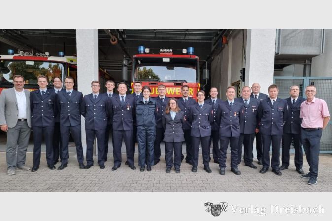 Die Geehrten und Beförderten mit Gemeindebrandinspektor Patrick Kilian (3. v. re.), Bürgermeister Christian Seitz (li.) und dem Ersten Beigeordneten Franz Jirasek (re.).