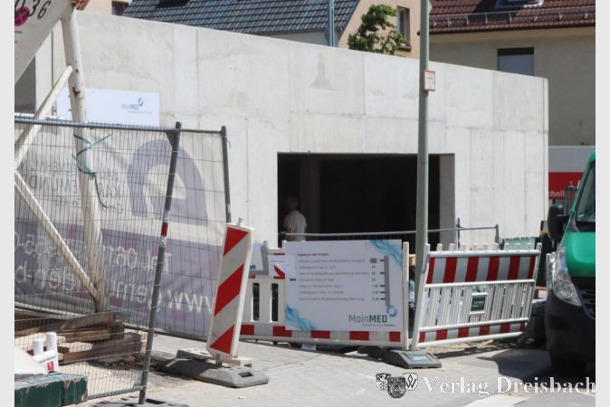 Das künftige Parkhaus sollte inzwischen eigentlich freigegeben sein, wird aber weiter als Abstellfläche der Baufirmen benötigt.
