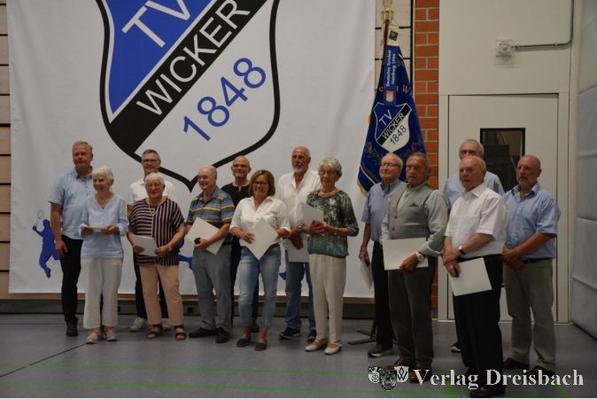 Langjährige Mitglieder werden für ihre Treue und Unterstützung des Turnvereins geehrt.