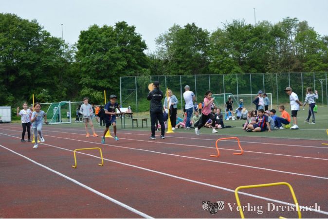 Junge Athletinnen und Athleten sollen bei den Bundesjugendspielen ihr Können in verschiedenen sportlichen Disziplinen austesten.
