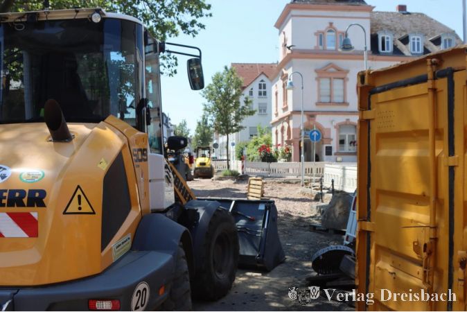 Da auch noch die Erzbergerstraße bis zur Einmündung Altkönigstraße abgeriegelt sind, fällt auch eine westliche Umfahrung der Bahnhofstraße flach.