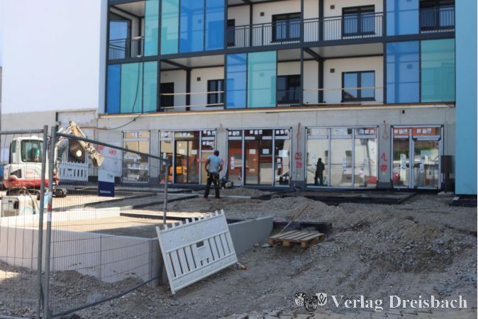 Vor dem künftigen Hauptzugang entsteht nach dem Einbau der Erdwärmekollektoren