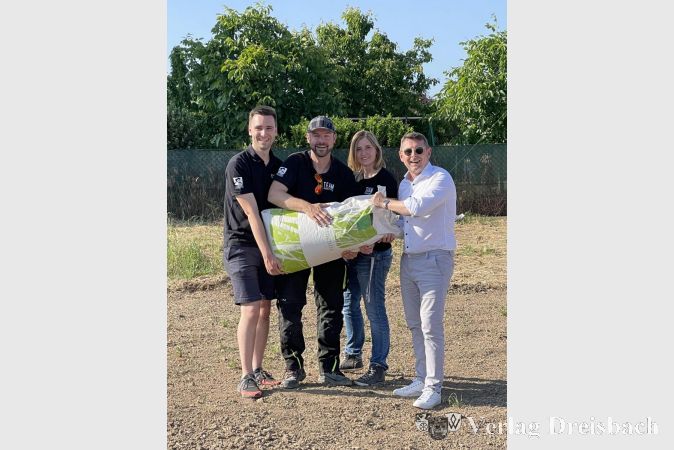 Über einen Sack Rasensamen für die Aussaat auf einer Teilfläche des Kulturgartens freuen sich (v. l.) die Thomas-More-Vorstandsmitglieder Alexander Hedderich, Hendrik Zwaack und Inga Bernhardt mit Lions-Präsident Heinz-Peter-Kohl.