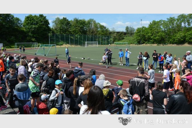 Auf dem Sportplatz kam bei den Wettkämpfen der Riedschule eine tolle Atmosphäre auf.