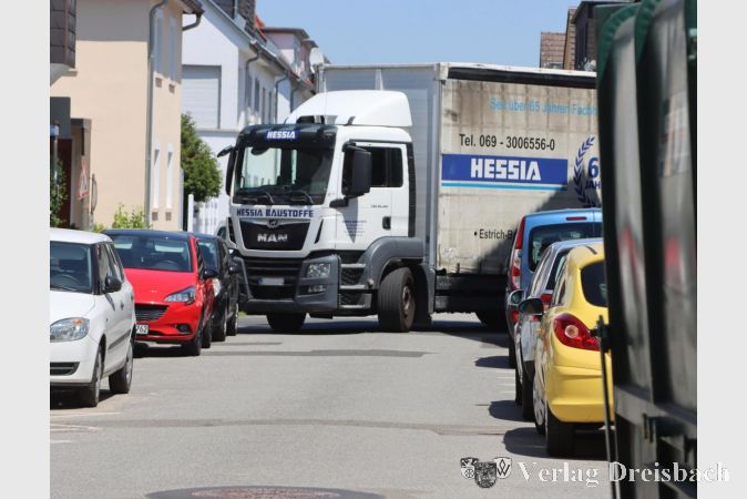 Zentimeterarbeit müssen die Anlieferer immer wieder leisten, um die engen Kurven wie hier von der Beethovenstraße in die Hospitalstraße zu bewältigen.