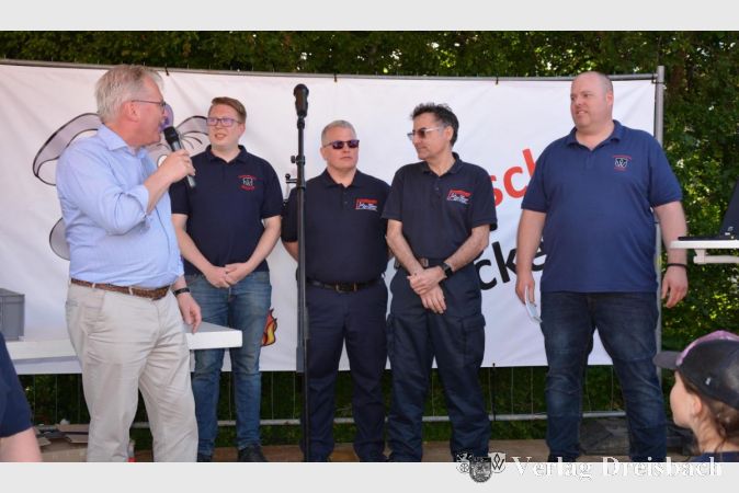 Gratulationen und Grußworten sprachen Bürgermeister Bernd Blisch (l.) und Stadtbrandinspektor Peer Neugebauer.