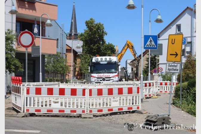 Nicht nur die Bahnhofstraße ist nun endgültig gesperrt, auch die Zufahrt zur Riedstraße kurz hinter der Einbiegung für den motorisierten Verkehr. Die Umleitung zur Bahnhofsapotheke ist ausgeschildert.