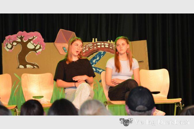 Mit ihrem außergewöhnlichen Mix aus Absurdität, Komik und überraschenden Wendungen verzaubert die Theater-AG des Graf-Stauffenberg-Gymnasiums das Publikum