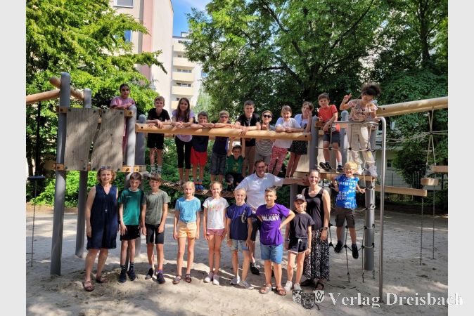 Gruppenbild vor dem neuen Spielgerät am Berliner Platz. Vorne links Sara Morawietz, in der Mitte Bürgermeister Christian Seitz und Tanja Seitz, die Vorsitzende des Kinderbeirats.