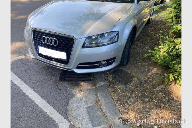 Parken auf Sperrfläche für Hydrant.