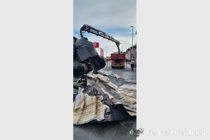 Aufräumarbeiten in Okriftel nach den unwetterbedingten Verwüstungen.