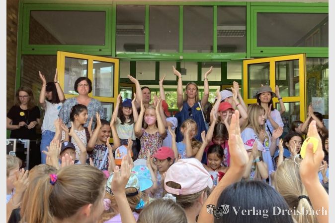 Begrüßung mit „Celebration“. Sandra van de Weyer (2.v.l.) inmitten der Lindenschulkinder.