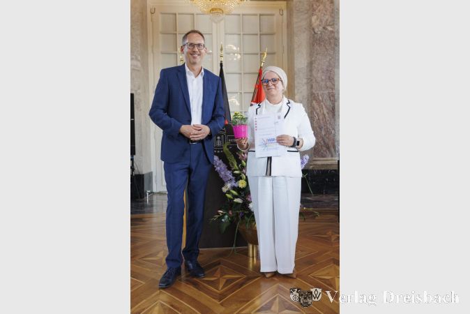Integrationslotsin Semiha Eroglu-Buch in Wiesbaden mit Sozial- und Integrationsminister Kai Klose.