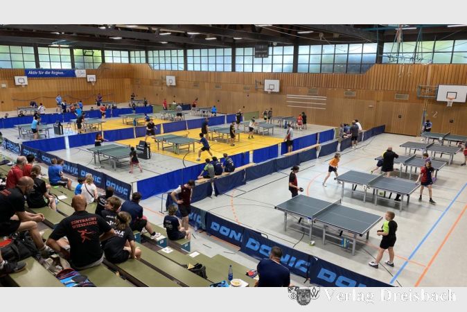 An 20 Tischen duellierten sich die Spieler über 3 Tage hinweg.