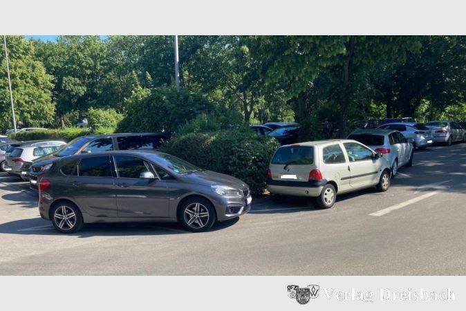 Die Fotos zeigen die Parksünden: Parken im Kurvenbereich der Parkstraße.