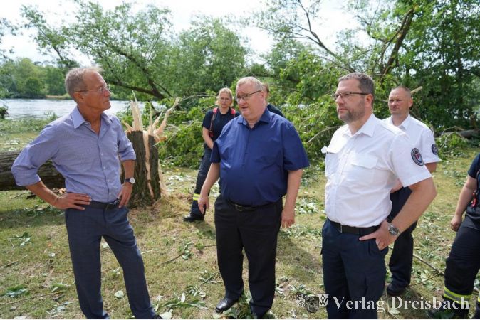 Staatsminister Axel Wintermeyer (links) verschaffte sich gemeinsam mit Bürgermeister Klaus Schindling (Mitte) und Stadtbrandinspektor David Tisold (rechts) ein Bild der Lage am Tag nach dem Unwetter.