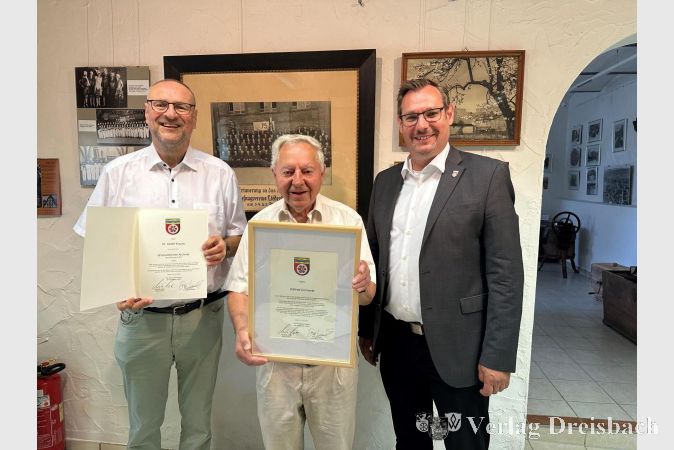 Bürgermeister Christian Seitz (rechts) mit dem langjährigen Gemeindearchivar Wilfried Krementz (Mitte) und dessen Nachfolger Dr. Detlef Krause im Heimatmuseum.