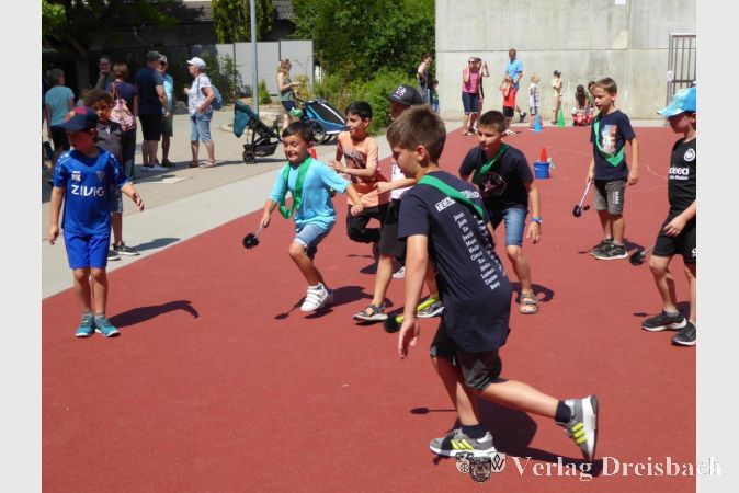 Voller Einsatz beim Klobürsten-Hockey.