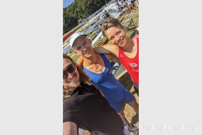 Michel Biegler (Mitte) mit seine, Teamkameraden Bjarne Bayel (r.) und Trainer Janis Seidenfaden.