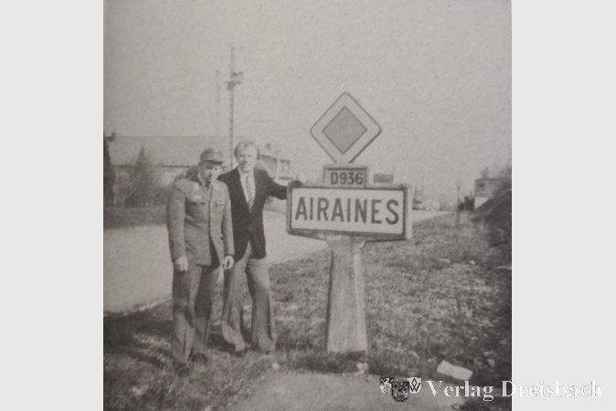 DRK-Delegation in Airaines im März 1980: Bereitschaftsführer Manfred Trutz und der damalige Erste Vorsitzende Paul Dünte am Ortseingang. Es war der erste Besuch des späteren Krifteler Bürgermeisters in der französischen Partnerstadt.