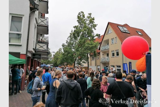 Es dauerte etwas, bis sich die Festmeile mit Publikum füllte, aber schließlich strömten zum Abend hin immer mehr Menschen in die innerstädtischen Straßen.