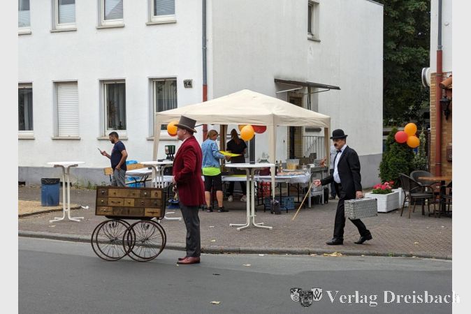 Kuriose Klein- und Straßenkünstler sorgten für Interaktion mit dem Publikum und machten die Hattersheimer Innenstadt zu einem zuweilen zauberhaft wirkenden Ort.