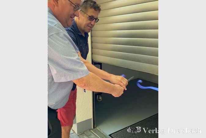 Frank Lakomy und Bürgermeister Schindling durchschnitten gemeinsam das blaue Band zur offiziellen Eröffnung.